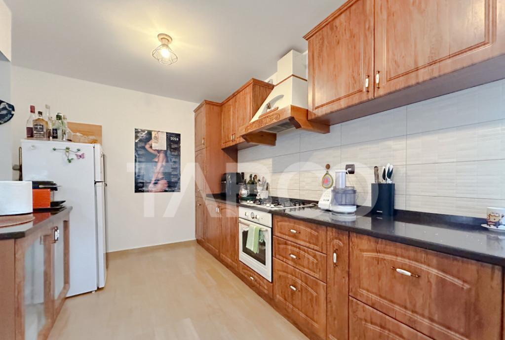 De vanzare casa stil mediteranian curte 704 mp B