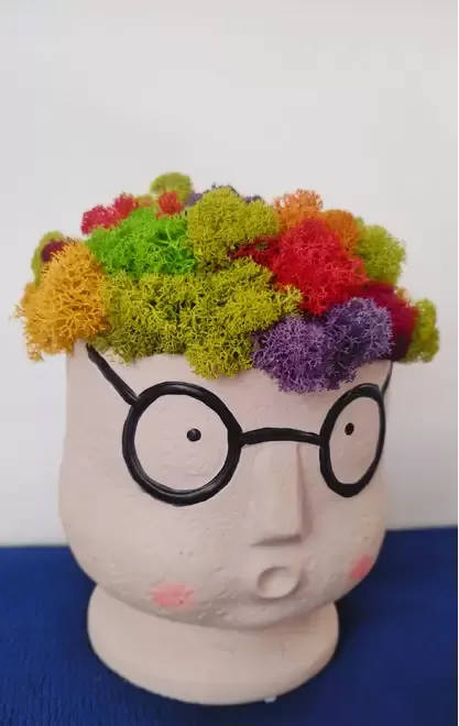 Baiat cu ochelari licheni stabilizati