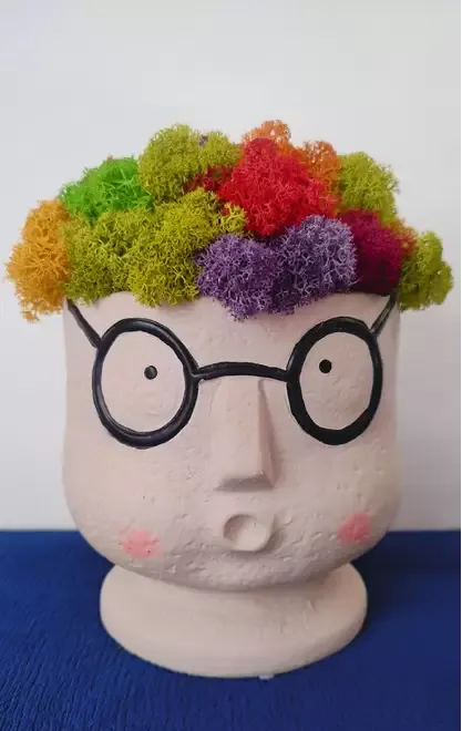 Baiat cu ochelari licheni stabilizati