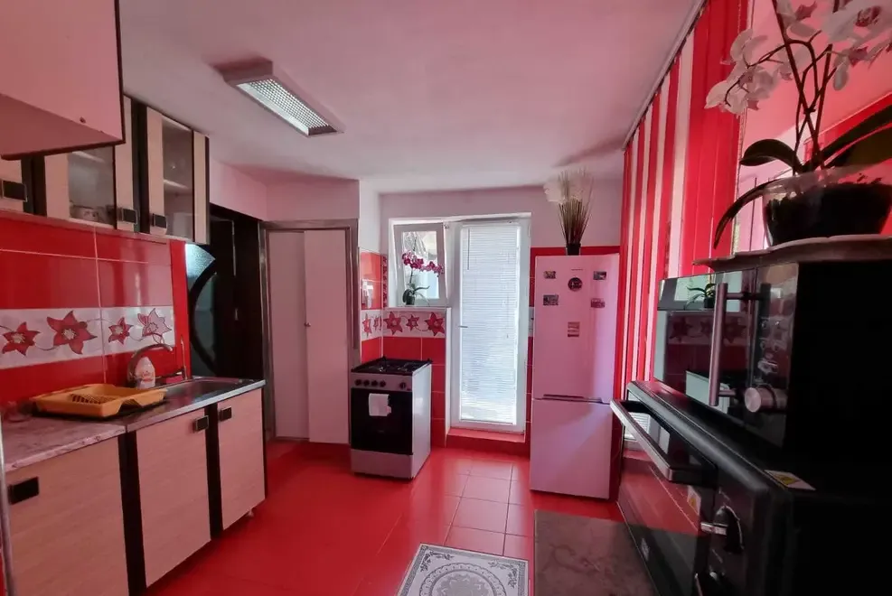 Vand casa cu gradina 3case in aceasi curte