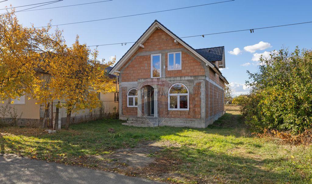 Casa la rosu cu teren generos 500 mp situata pe stra