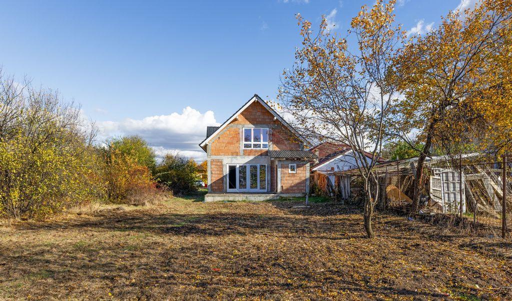 Casa la rosu cu teren generos 500 mp situata pe stra