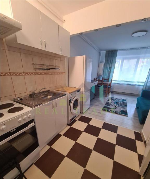 Garsoniera etajul 2 zona Racadau Carpatilor