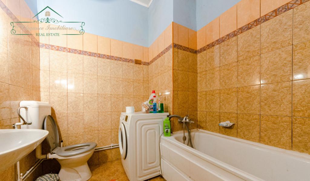 Apartament la curte comuna cu 4 camere si centrala proprie