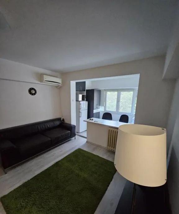 Garsoniera Eroii revolutiei 3 min de metrou