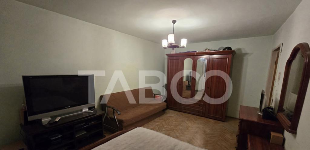 Apartament de vanzare 3 camere 2 balcoane zona