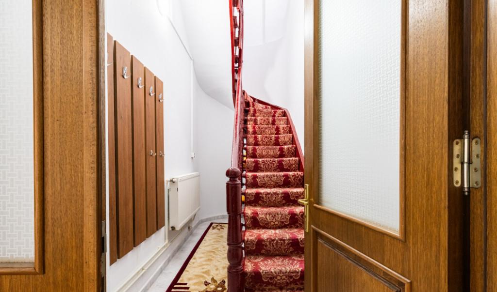 Casa cu 4 camere Curte proprie Renovata zona Central