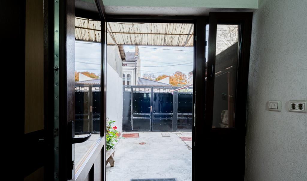 Casa cu 4 camere Curte proprie Renovata zona Central