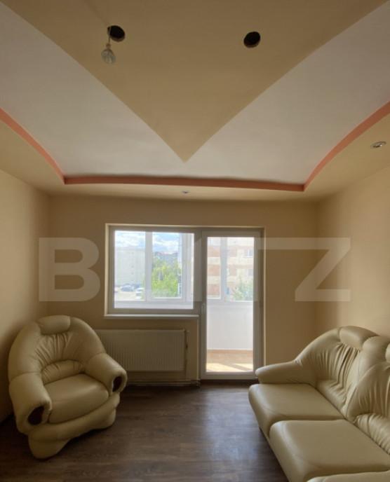 Apartament de 3 camere 2 bai si balcon inchis etaj interme