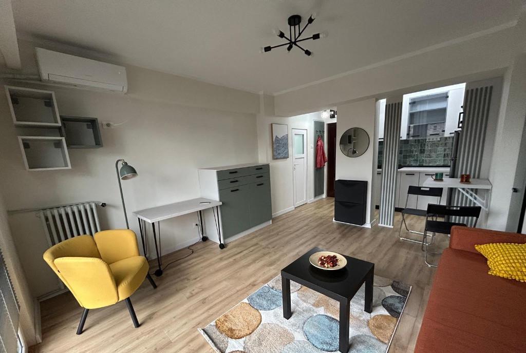 Inchiriere garsoniera renovata mobilata utilata Piata Universitatii