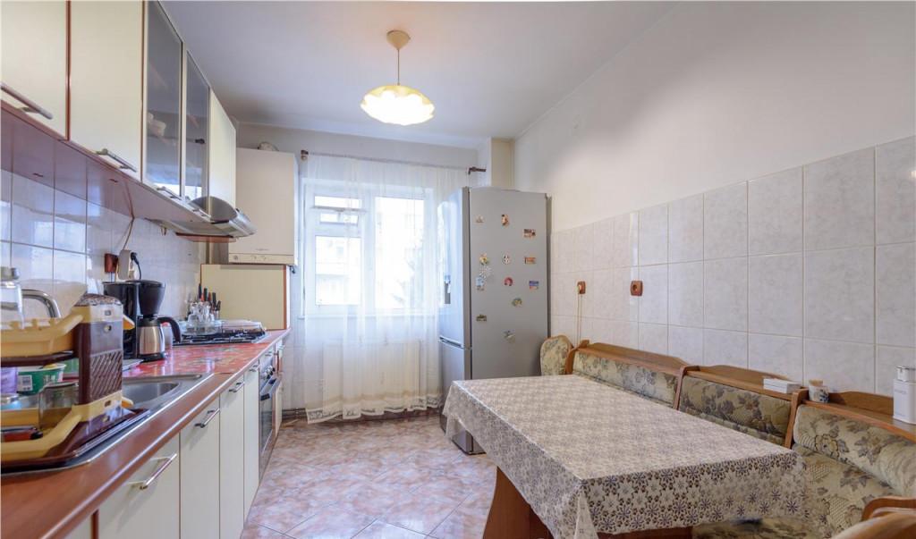 Apartament spatios 3 camere Centrul Civic decomandat conf