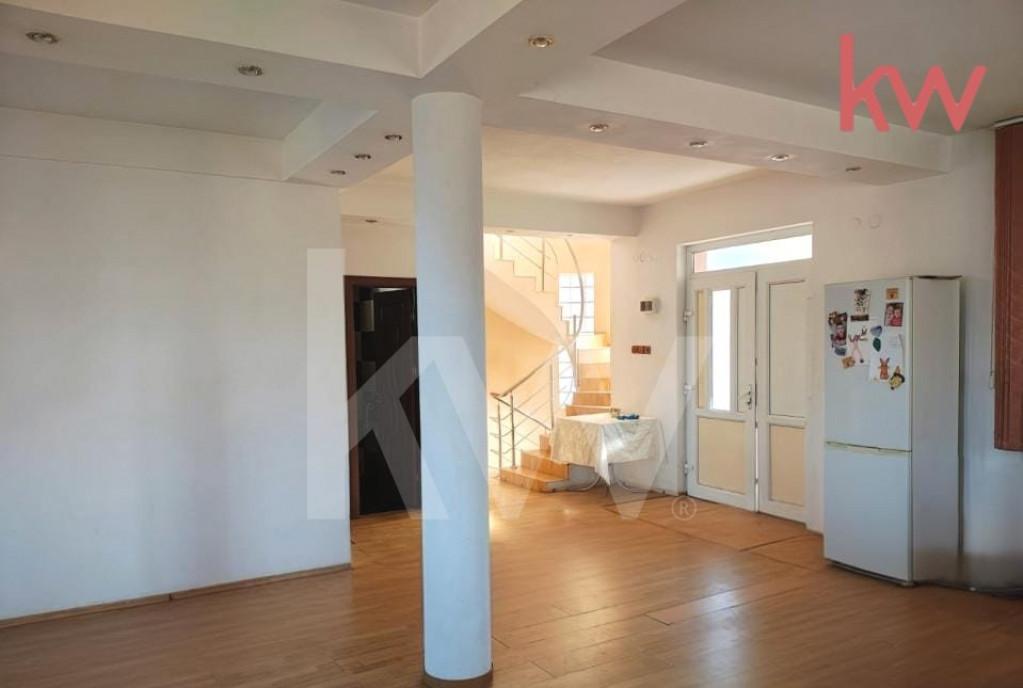 Casa spatioasa cu beci pod mansardabil si utilitati