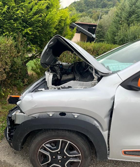 Dacia Spring avariata 17 400 lei