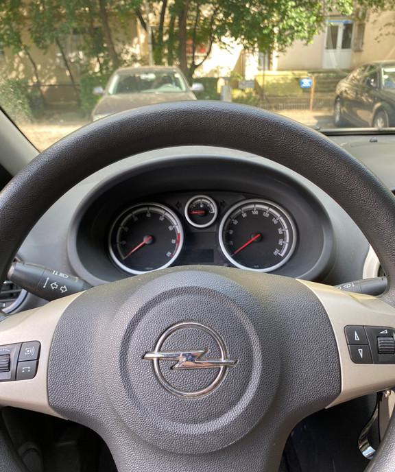 Opel Corsa D Benzina masina 1 850 eur