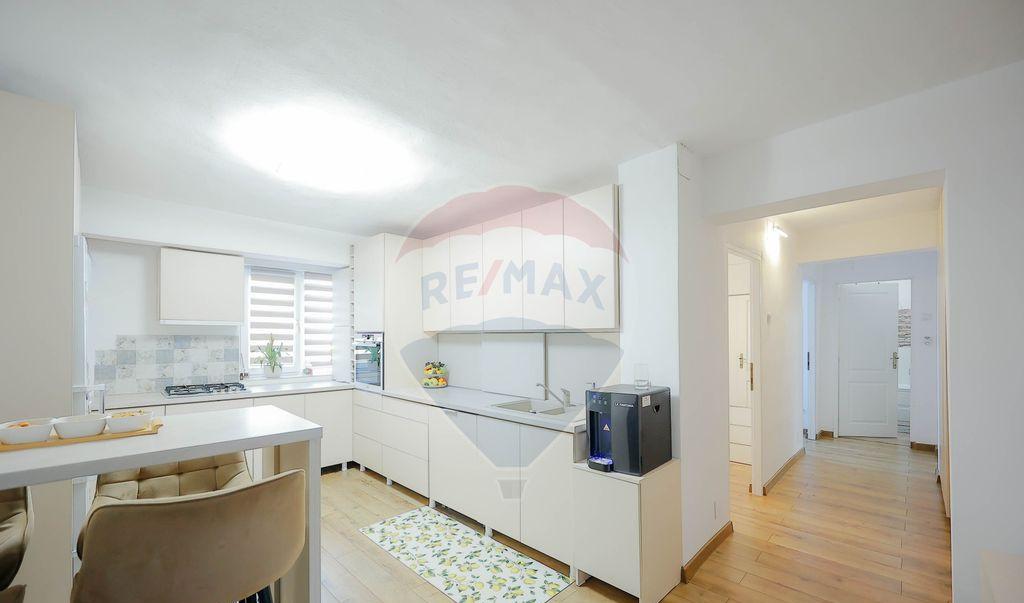 De vanzare apartament 4 camere decomandat zona Aradului