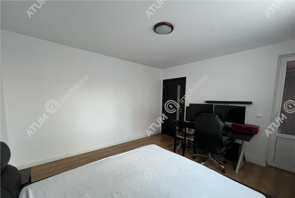 Apartament de 3 camere cu 2 balcoane etaj 2 situat in zona R