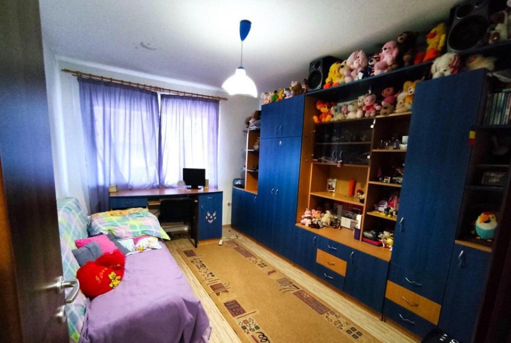 Apartament 3 camere 82mp 60mp pod cu cf 2 bai parcare z