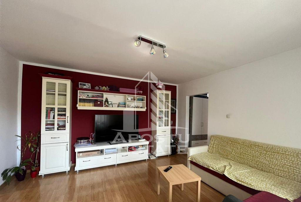 Apartament 3 camere semidecomandat etaj intermediar zo