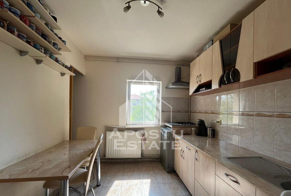 Apartament 3 camere semidecomandat etaj intermediar zo