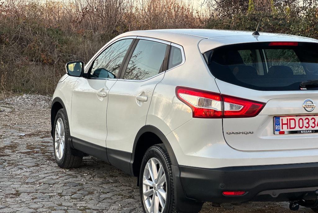 Nissan Qashqai 2 WD factura fiscal nr rosii af 2015 full led 8 900 eur