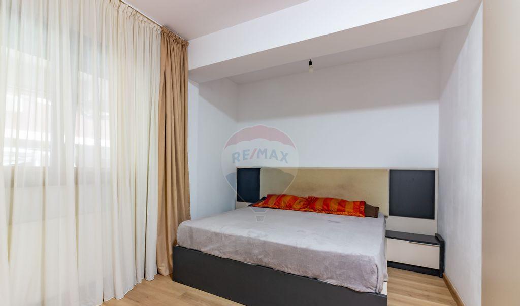 Apartament cu 4 camere si gradina proprie de vanzare/ str