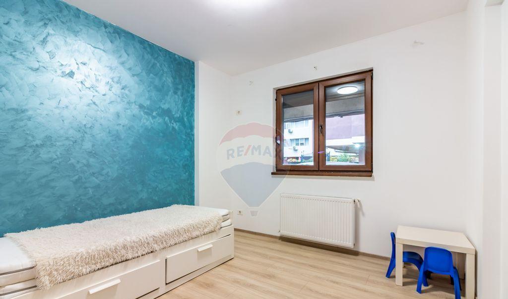 Apartament cu 4 camere si gradina proprie de vanzare/ str