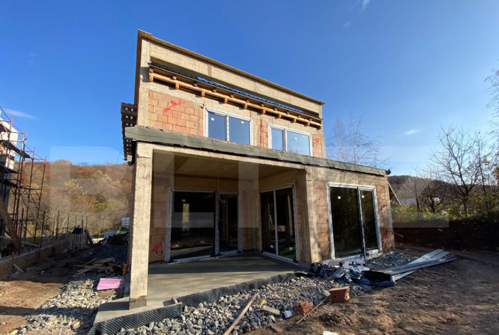 Casa P E semifinisata cu panouri solare si pompa de caldura