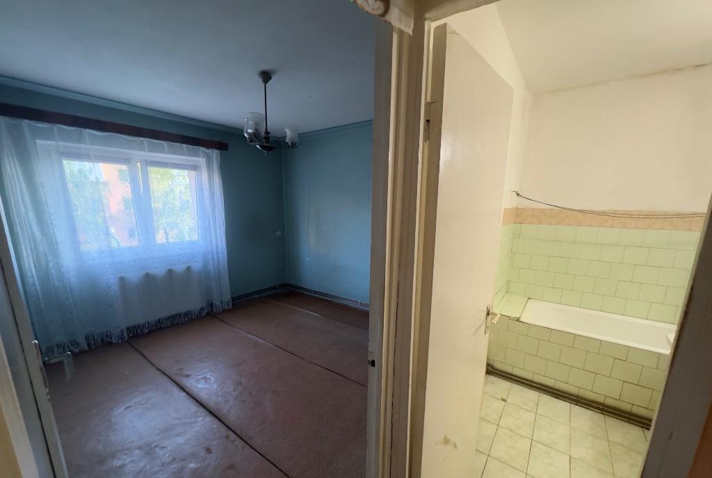 Apartament 3 camere decomandat zona Tractorul pret negociabil