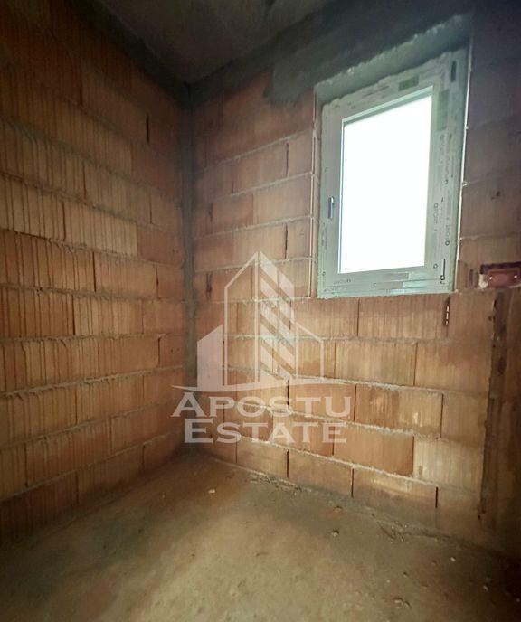 Duplex despartit prin baie si hol cu 3 dormitoare si dres