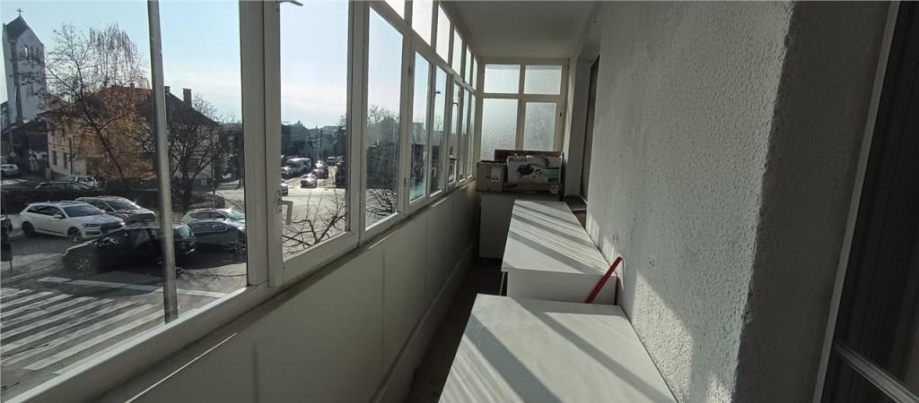 Birou de inchiriat Central etaj 1 utilat si mobilat Sfan