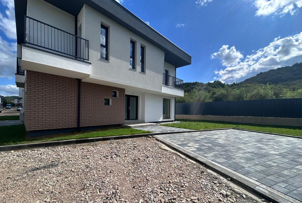 Casa triplex de vanzare in floresti - confort si eleganta