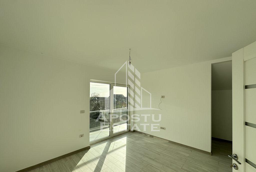 Jumatate de duplex cu 4 camere teren 325 mp Becicherecu