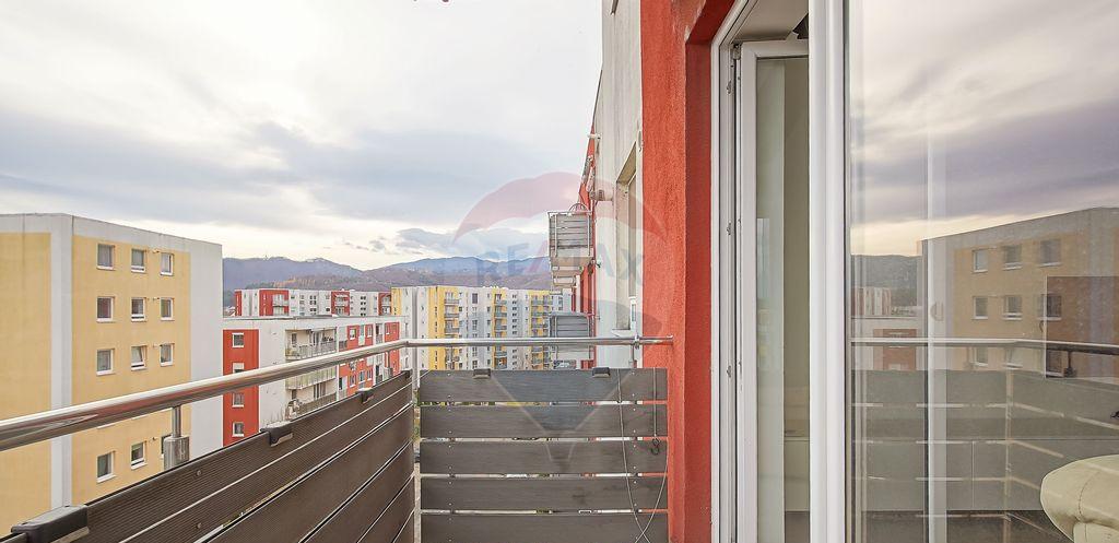 De vanzare spatiu in care lumina spune doar jumatate