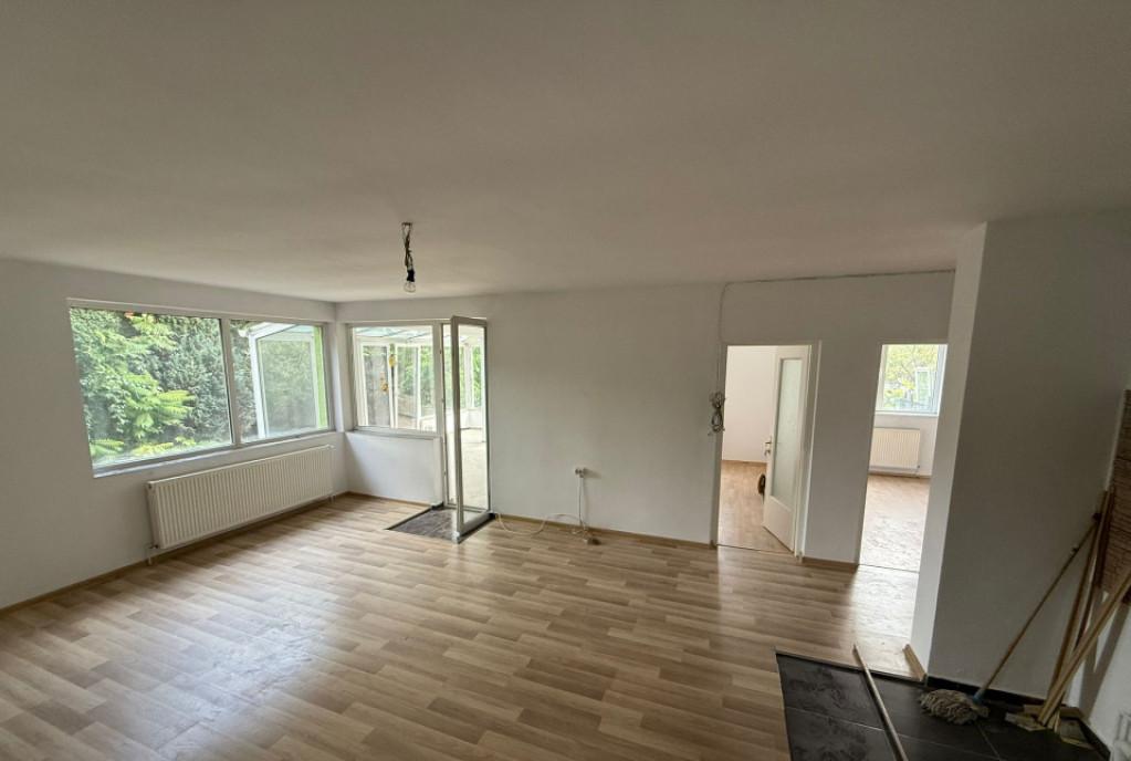 Apartament 3 camere in casa tip vila cu terasa extinsa