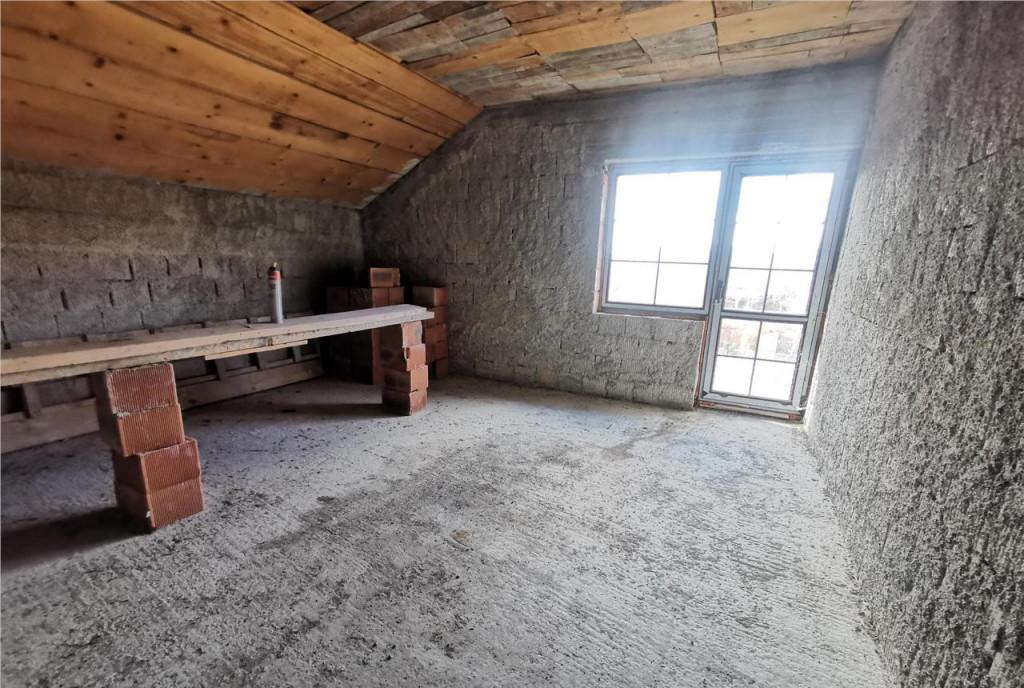 Casa la rosu cu 3 dormitoare garaj si bransamente utilitati