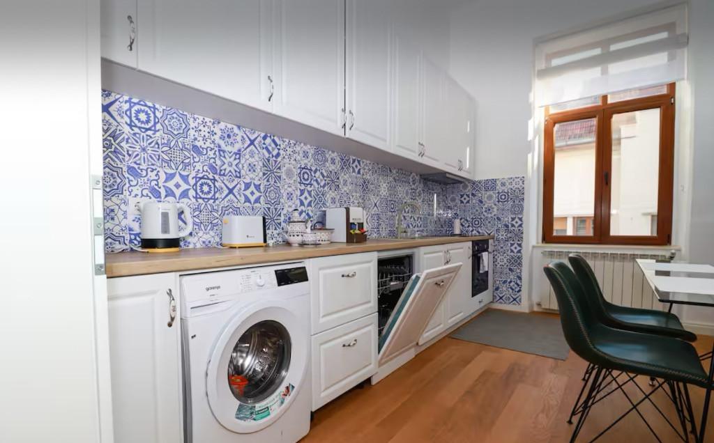 Apartament 2 cam ultracentral cladire istorica Str Republicii Oradea