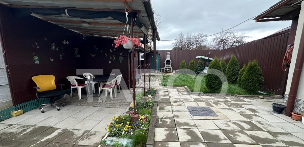 Apartament 4 camere cu curte si pivnita la casa zona Lazaret