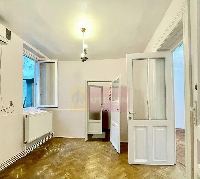 Casuta la Piata Romana langa Metrou