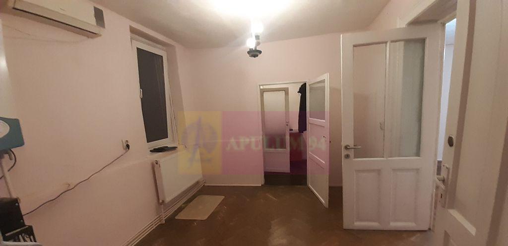 Casuta la Piata Romana langa Metrou