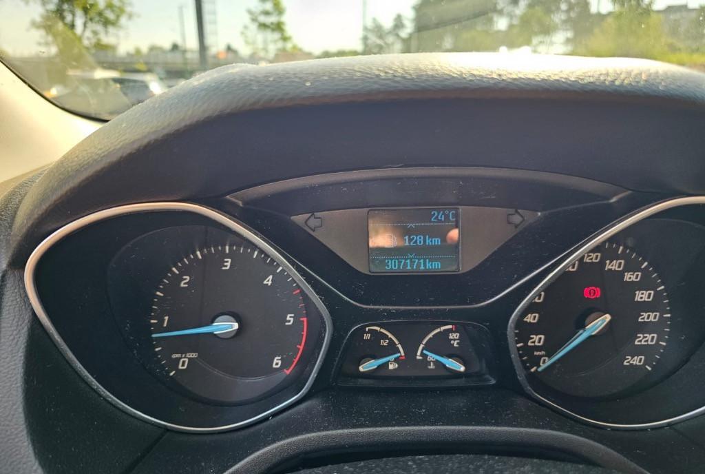 Ford focus 1 6 an 2012 3 200 eur