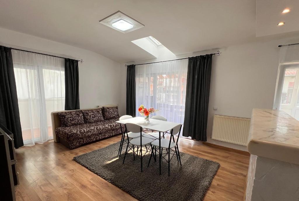 Inchiriez apartament 2 camere frumos si spatios strada Eroilor