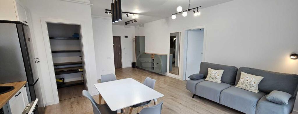 Inchiriez apartament 2 camere frumos si spatios strada Eroilor