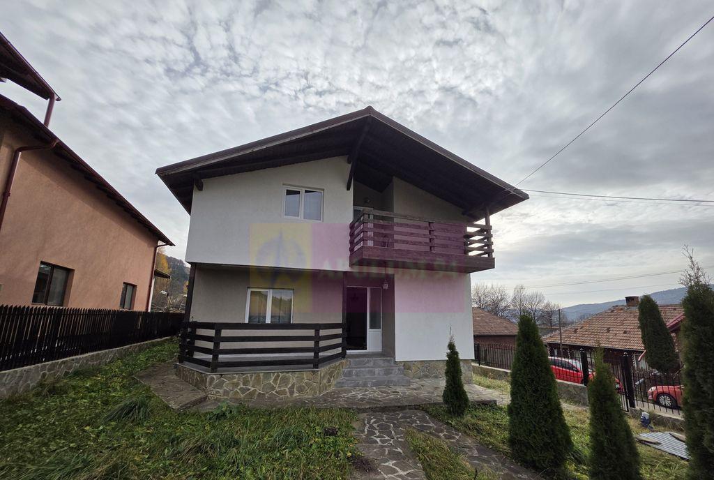 Vila de vacanta cu 4 camere de vanzare in Valea Doftanei
