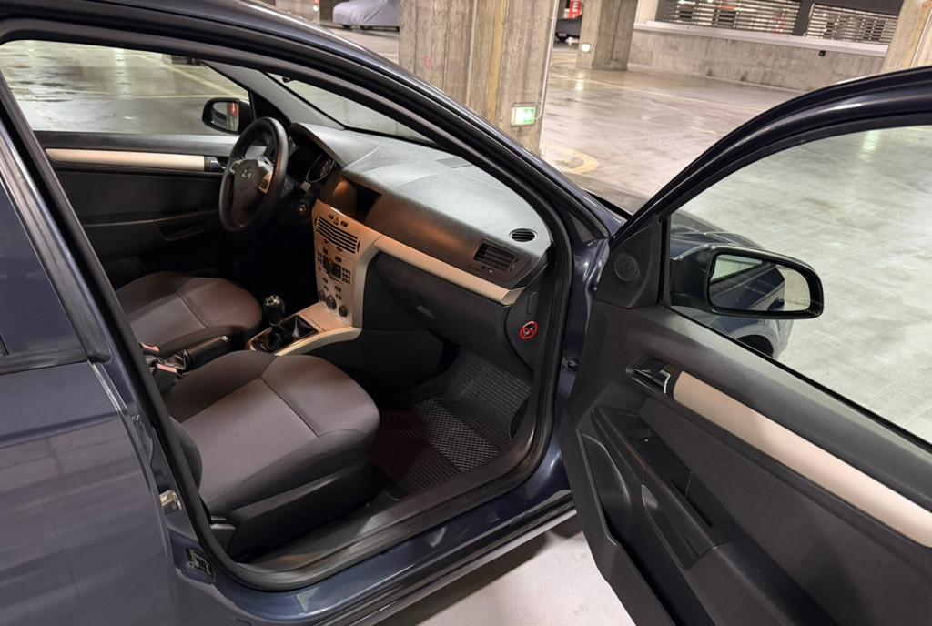 Opel Astra H Sedan bull 1 6 16V bull 115 CP bull Benzina bull 2009 bull Euro 4 bull 176 000 KM 3 150 eur