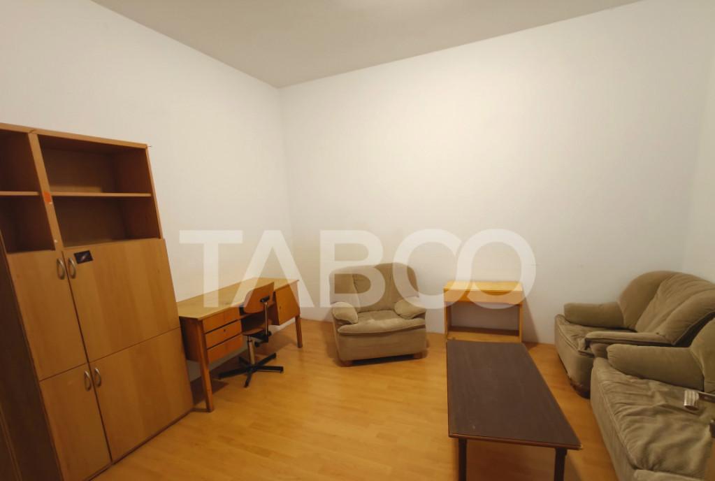 Apartament 3 camere cu geamuri spre strada Nicolae Balcescu