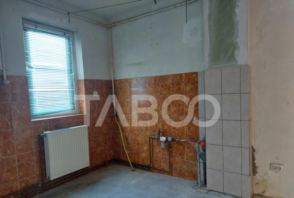 Apartament 40 mp 2 camere decomandate balcon Cis