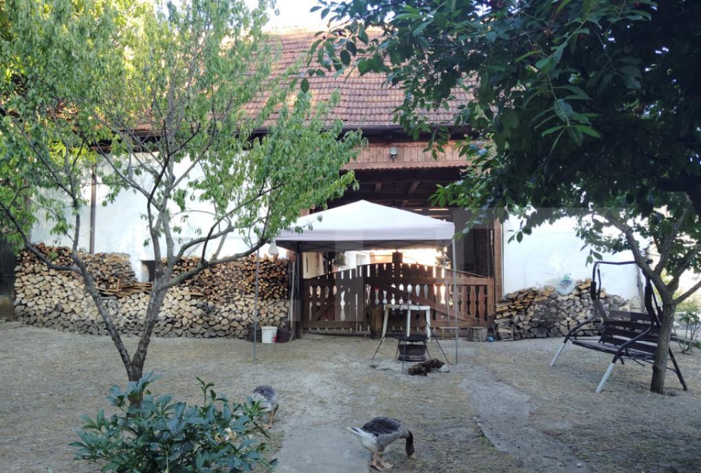 Casa cu 2 apartamente 210 mp 1350 mp teren in