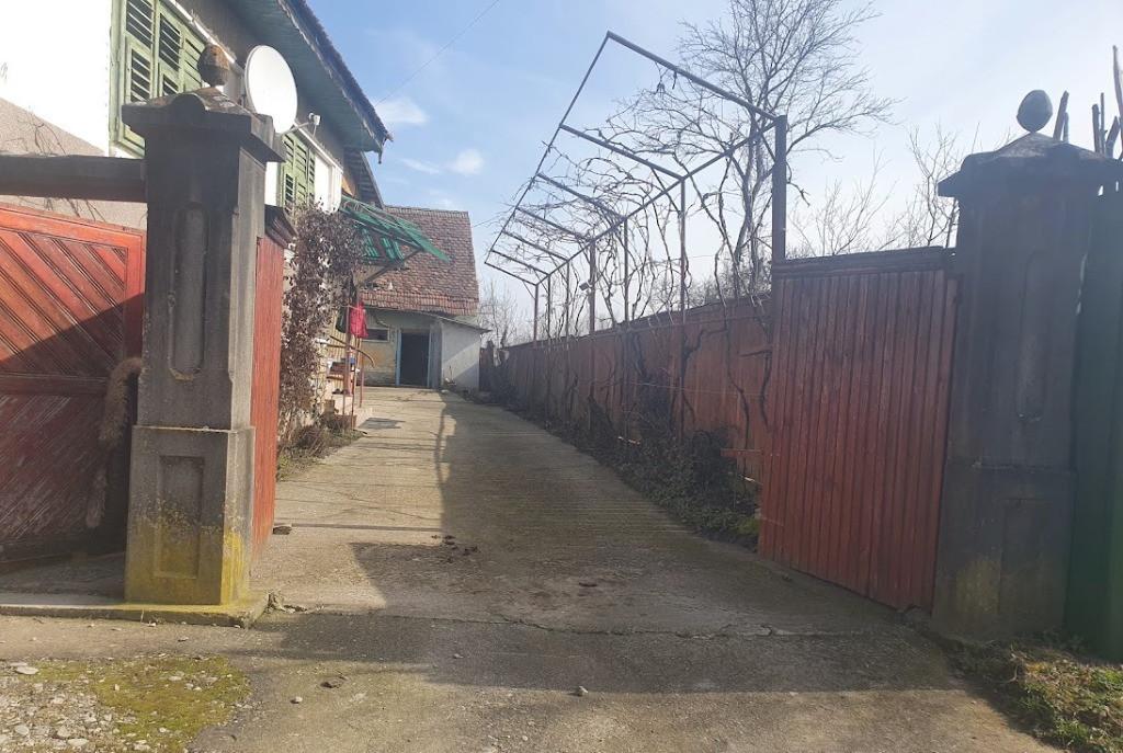 Casa cu 1100mp teren in satul Colun la 40 km de Sibiu