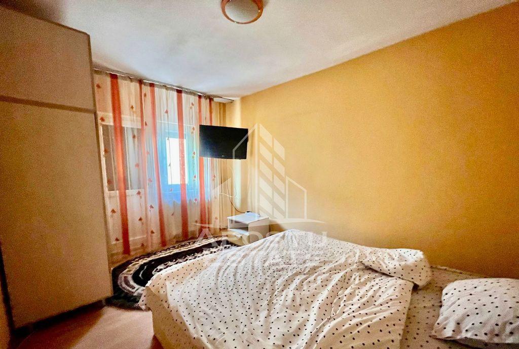 Apartament cu 3 camere 2 bai etaj intermediar zona Ara