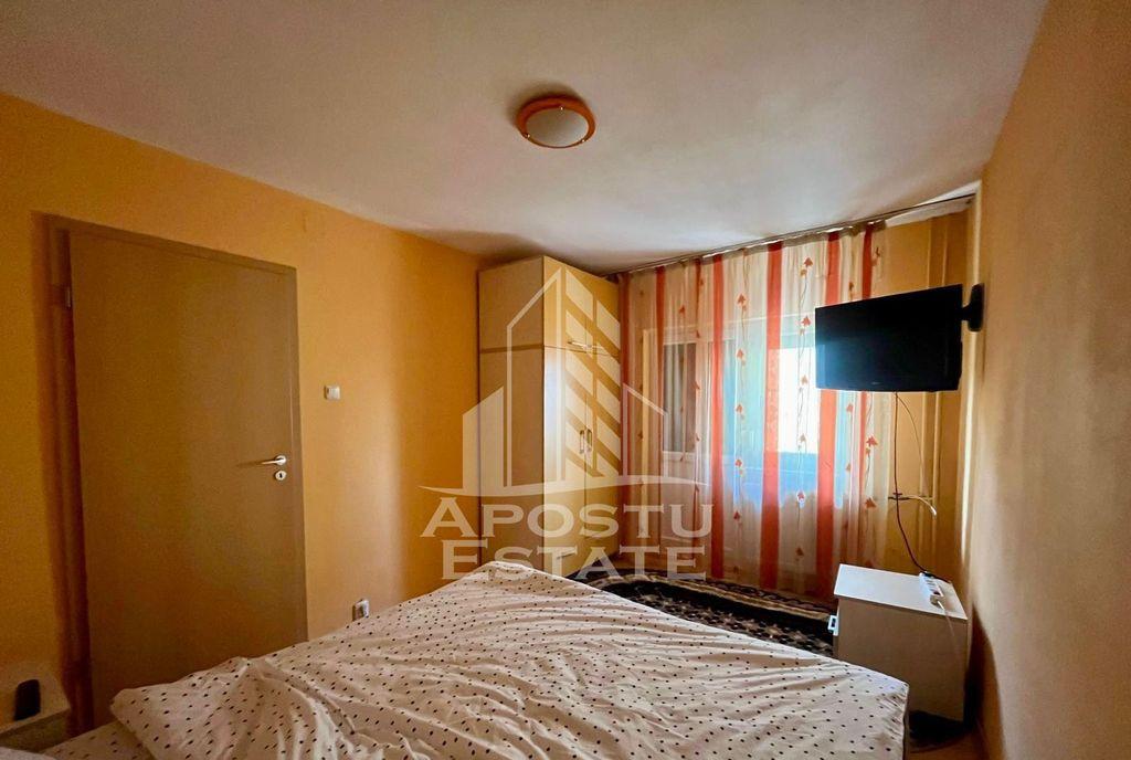 Apartament cu 3 camere 2 bai etaj intermediar zona Ara
